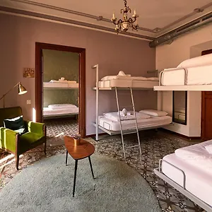 - Juvenil Hostel